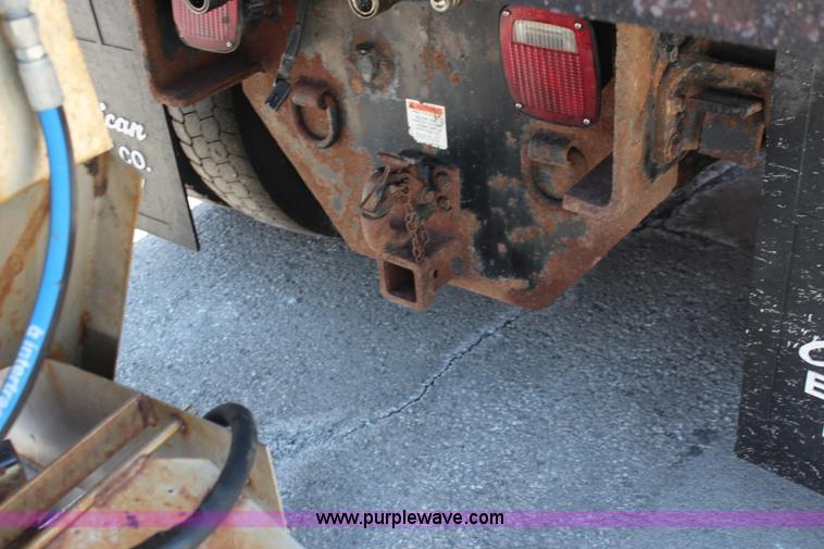 image for item K8995 2002 International 4900 dump truck