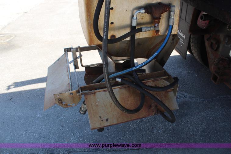 image for item K8995 2002 International 4900 dump truck