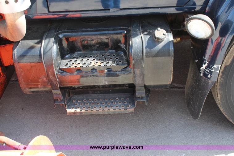 image for item K8995 2002 International 4900 dump truck