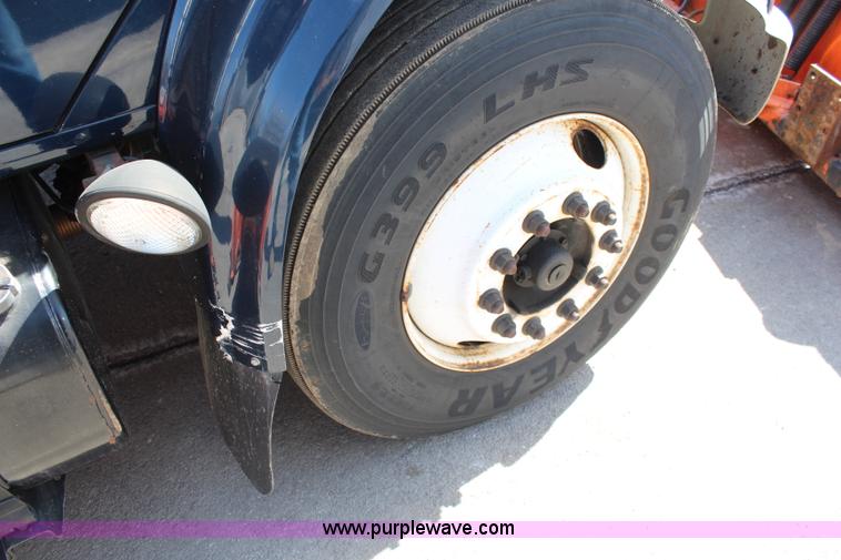 image for item K8995 2002 International 4900 dump truck