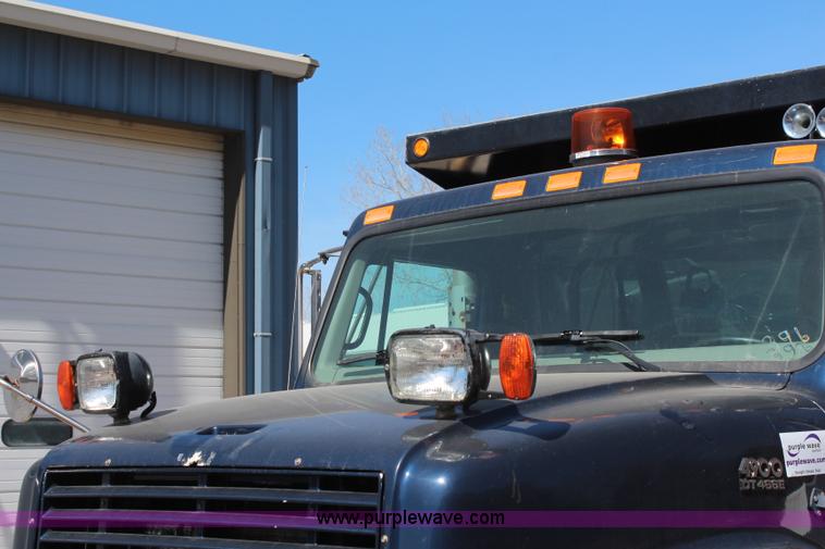 image for item K8995 2002 International 4900 dump truck