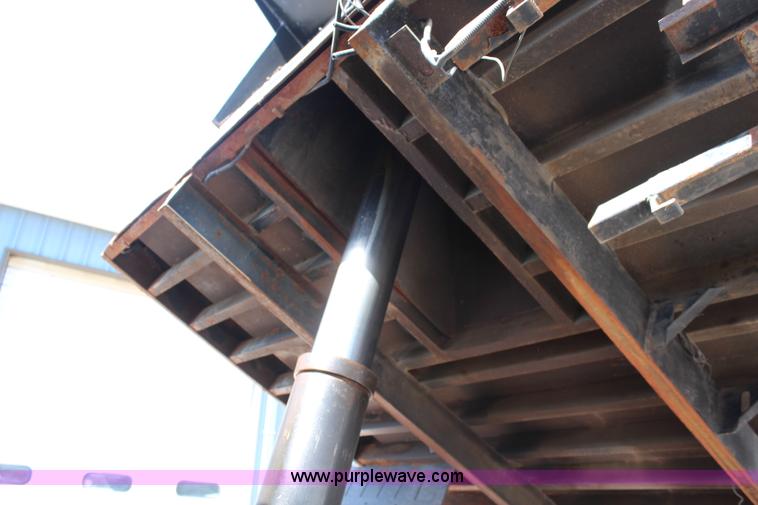 image for item K8995 2002 International 4900 dump truck