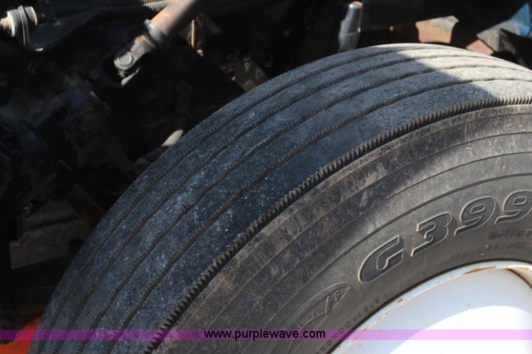 image for item K8995 2002 International 4900 dump truck