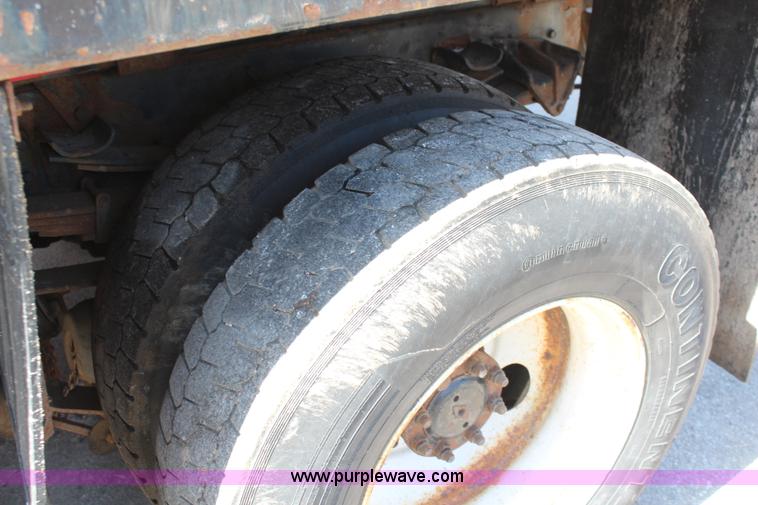 image for item K8995 2002 International 4900 dump truck