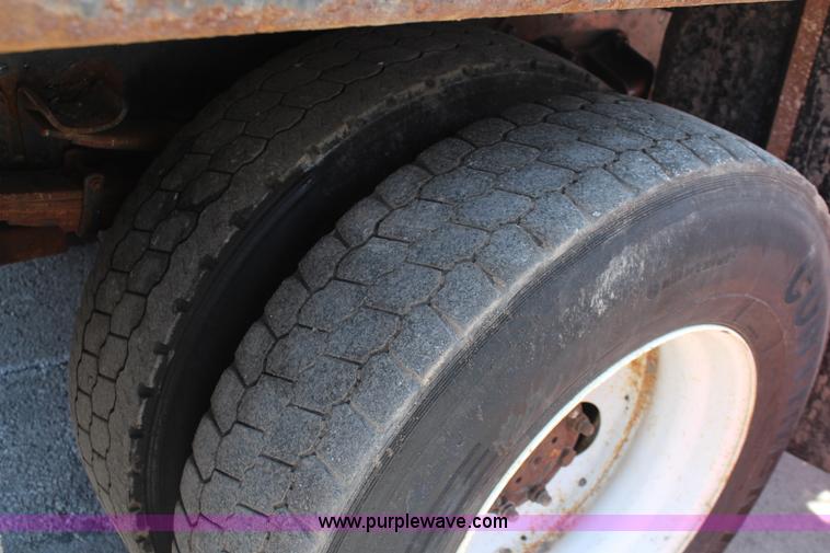 image for item K8995 2002 International 4900 dump truck