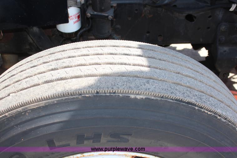 image for item K8995 2002 International 4900 dump truck