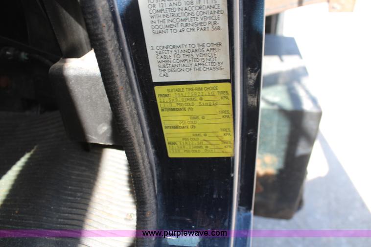 image for item K8995 2002 International 4900 dump truck