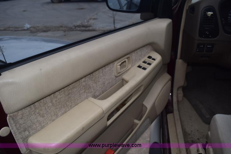 image for item K8883 1998 Nissan Pathfinder SUV