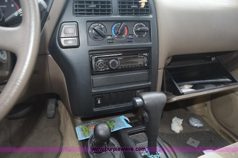 image for item K8883 1998 Nissan Pathfinder SUV