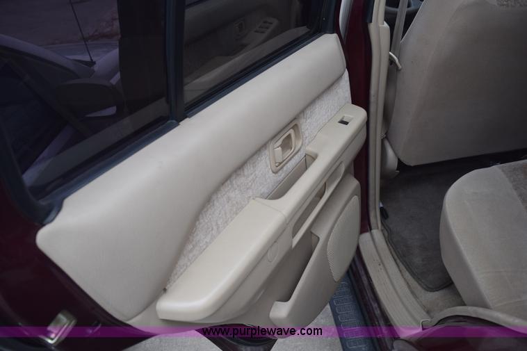 image for item K8883 1998 Nissan Pathfinder SUV