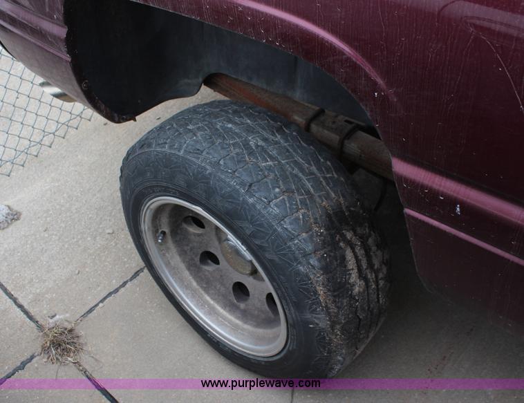 image for item K8887 2001 Dodge Ram 1500 pickup truck