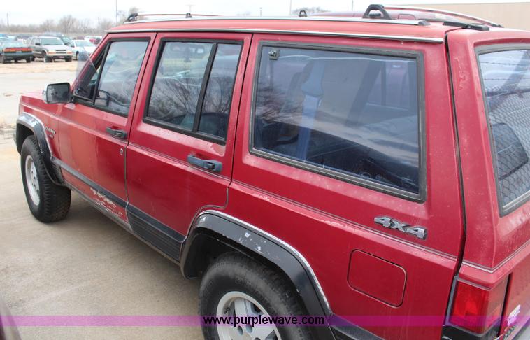 image for item K8888 1990 Jeep Cherokee SUV