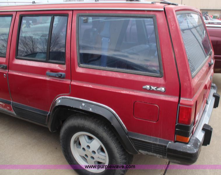 image for item K8888 1990 Jeep Cherokee SUV