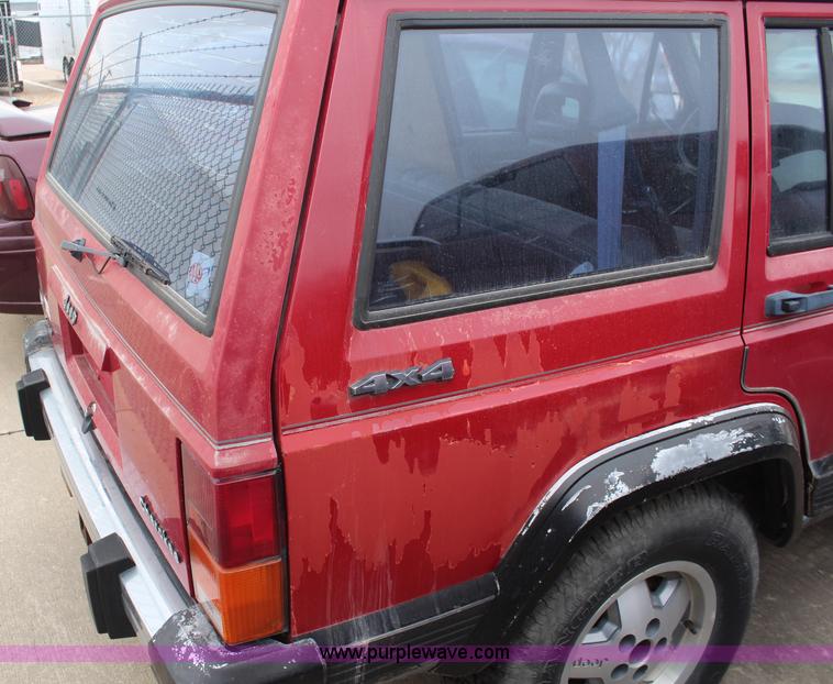 image for item K8888 1990 Jeep Cherokee SUV