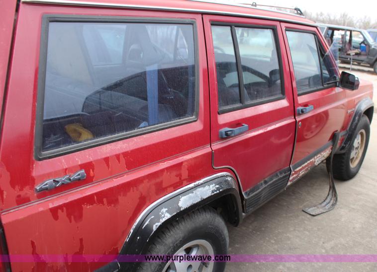 image for item K8888 1990 Jeep Cherokee SUV