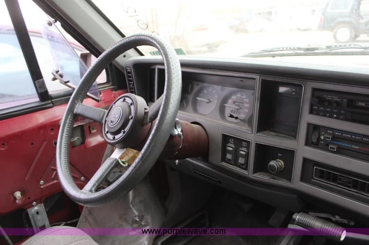 image for item K8888 1990 Jeep Cherokee SUV