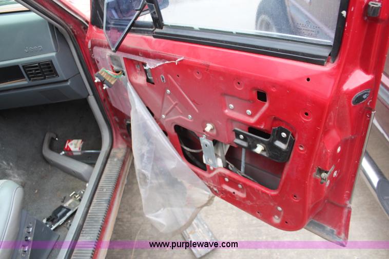 image for item K8888 1990 Jeep Cherokee SUV