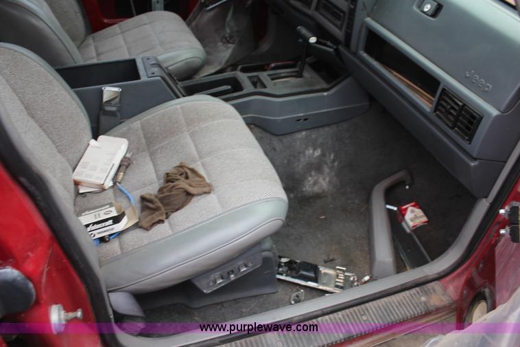 image for item K8888 1990 Jeep Cherokee SUV