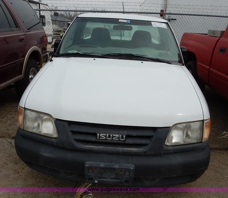 image for item K8891 1998 Isuzu Hombre pickup truck