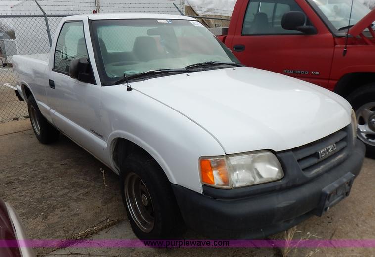 image for item K8891 1998 Isuzu Hombre pickup truck