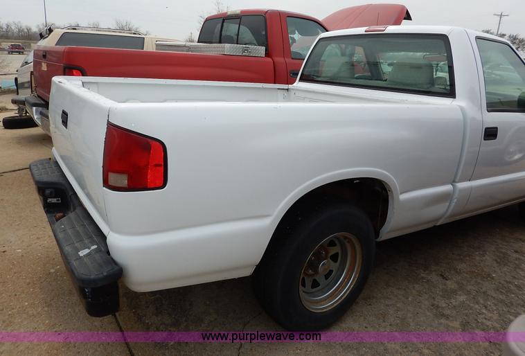 image for item K8891 1998 Isuzu Hombre pickup truck