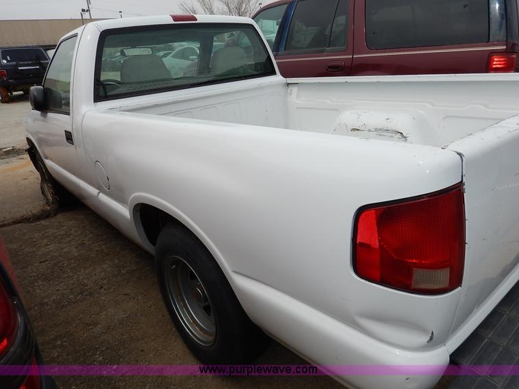 image for item K8891 1998 Isuzu Hombre pickup truck