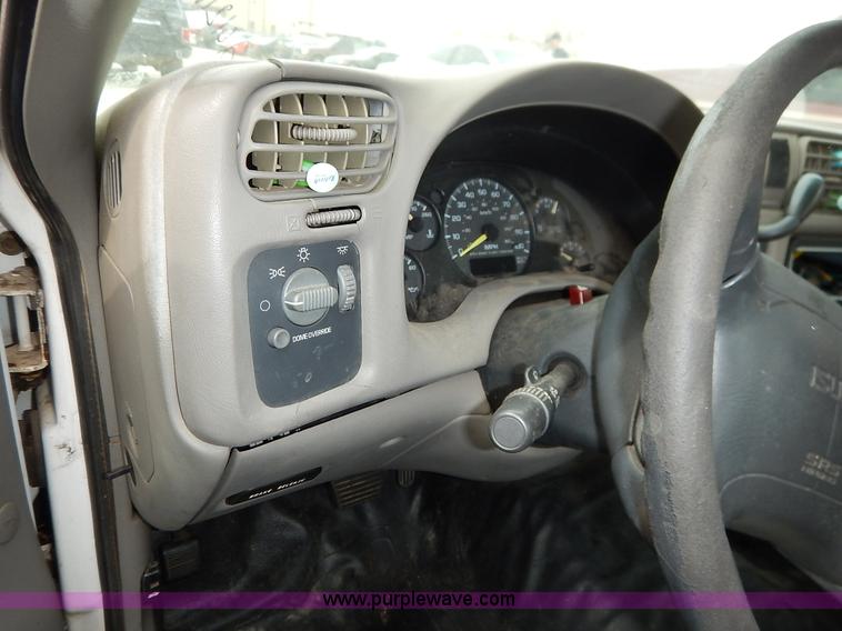 image for item K8891 1998 Isuzu Hombre pickup truck