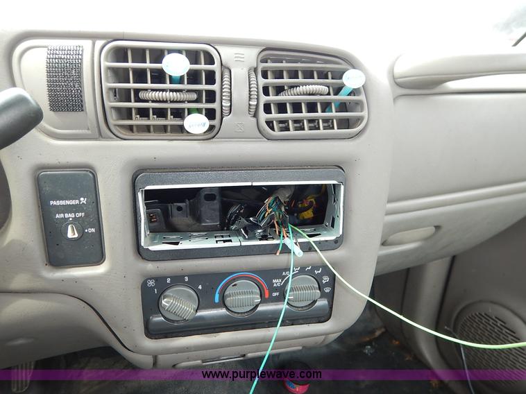 image for item K8891 1998 Isuzu Hombre pickup truck