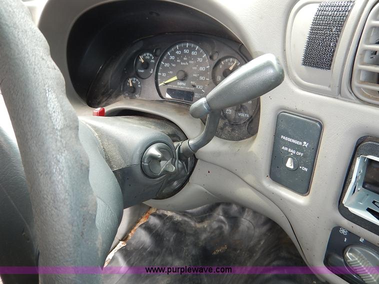 image for item K8891 1998 Isuzu Hombre pickup truck