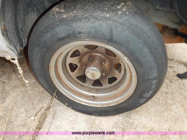 image for item K8891 1998 Isuzu Hombre pickup truck