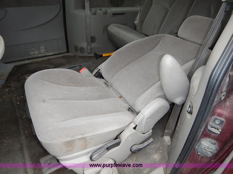 image for item K8907 2001 Chrysler Town & Country LX