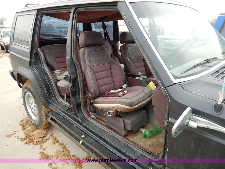 image for item K8921 1990 Jeep Wagoneer SUV