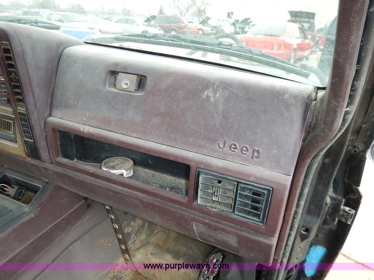 image for item K8921 1990 Jeep Wagoneer SUV