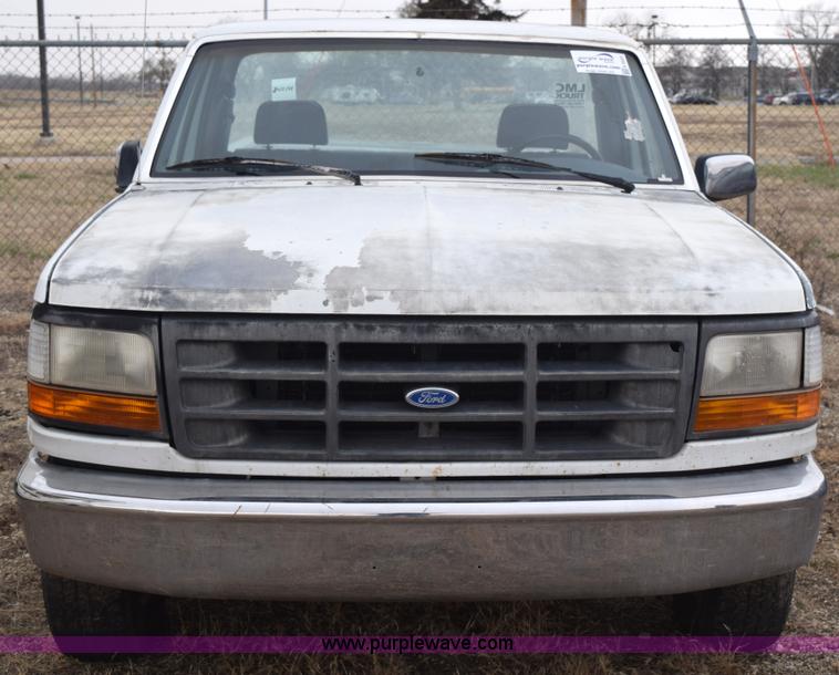 image for item K8925 1993 Ford F150 XL pickup truck