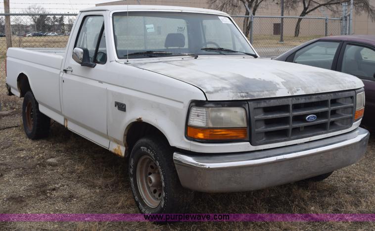 image for item K8925 1993 Ford F150 XL pickup truck