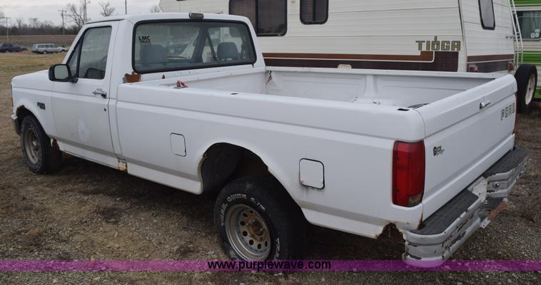 image for item K8925 1993 Ford F150 XL pickup truck