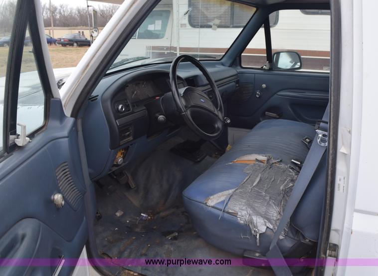 image for item K8925 1993 Ford F150 XL pickup truck