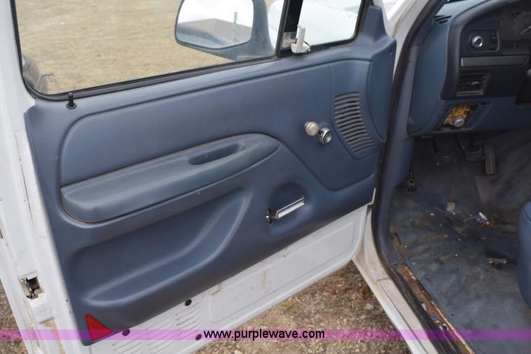 image for item K8925 1993 Ford F150 XL pickup truck