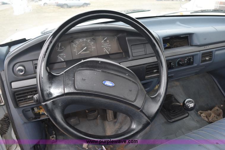 image for item K8925 1993 Ford F150 XL pickup truck