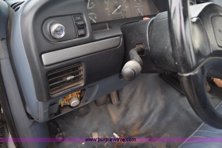 image for item K8925 1993 Ford F150 XL pickup truck