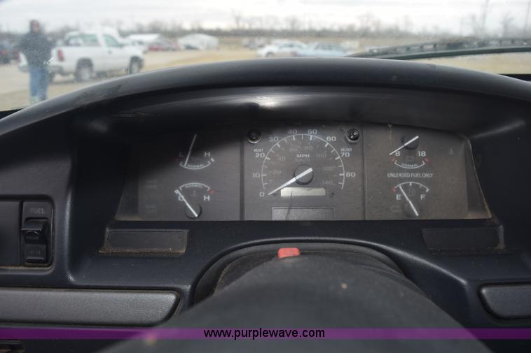 image for item K8925 1993 Ford F150 XL pickup truck