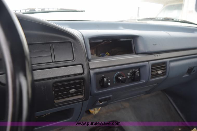 image for item K8925 1993 Ford F150 XL pickup truck