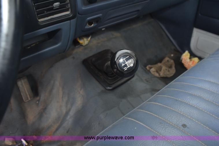 image for item K8925 1993 Ford F150 XL pickup truck