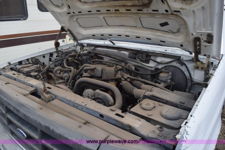 image for item K8925 1993 Ford F150 XL pickup truck