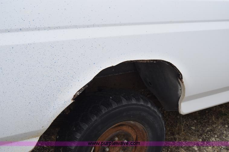 image for item K8925 1993 Ford F150 XL pickup truck