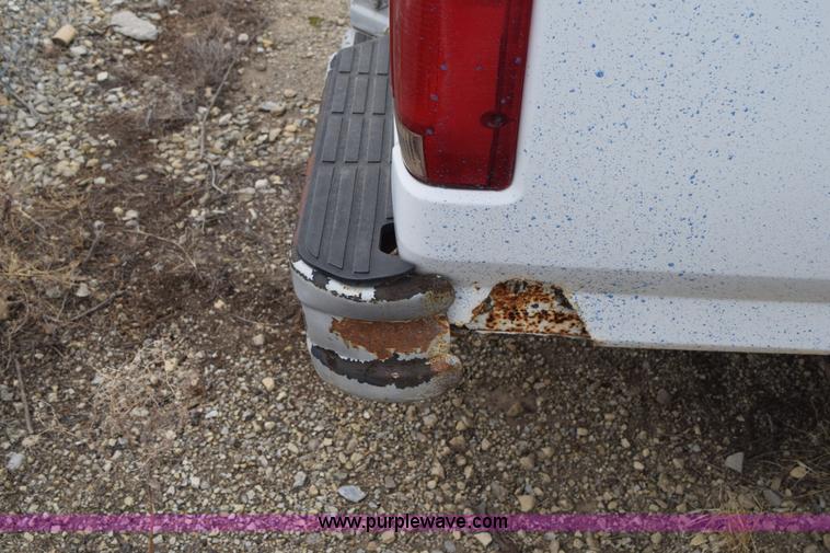 image for item K8925 1993 Ford F150 XL pickup truck