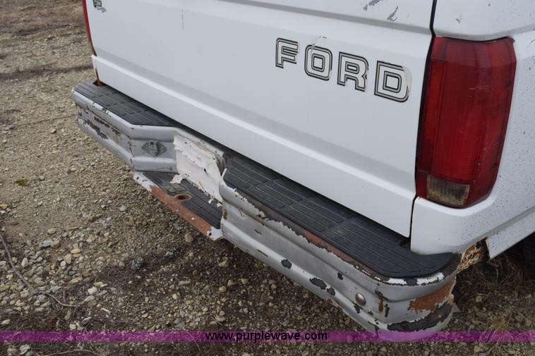 image for item K8925 1993 Ford F150 XL pickup truck