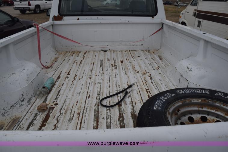image for item K8925 1993 Ford F150 XL pickup truck