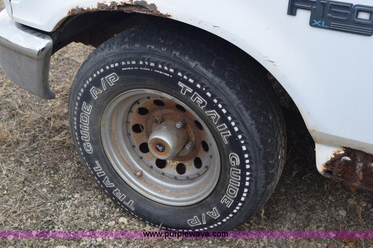 image for item K8925 1993 Ford F150 XL pickup truck