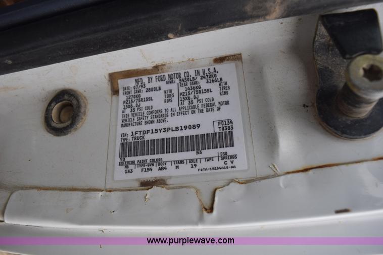 image for item K8925 1993 Ford F150 XL pickup truck